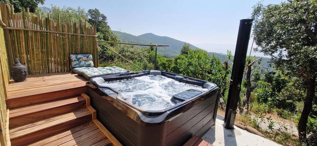 Tente pour 2 personnes, avec Terrasse et Jacuzzi ainsi que Jardin et Vue en Corse