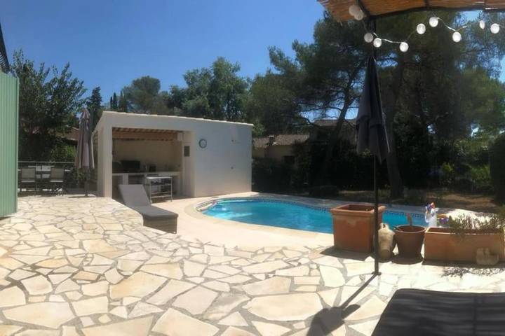 Villa pour 10 personnes, avec jardin ainsi que terrasse et piscine, animaux acceptés dans Boulouris