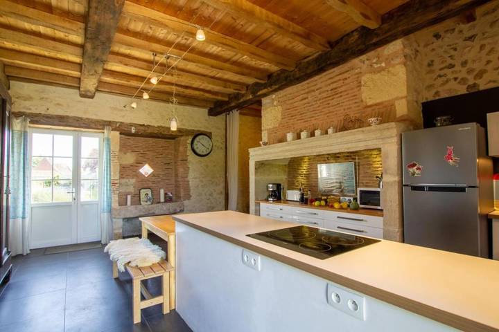 Location de vacances pour 8 personnes, avec jardin ainsi que terrasse et piscine dans Saint-Pierre-de-Chignac - 4