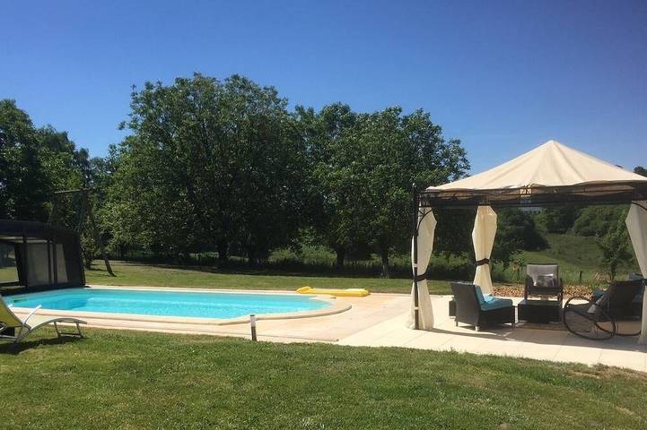 Location de vacances pour 12 personnes, avec Jacuzzi ainsi que Terrasse et Jardin à Saint-Cyr-les-Champagnes