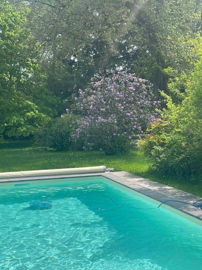 Location de vacances pour 14 personnes, avec jardin et piscine ainsi que jacuzzi et sauna à Neuvic