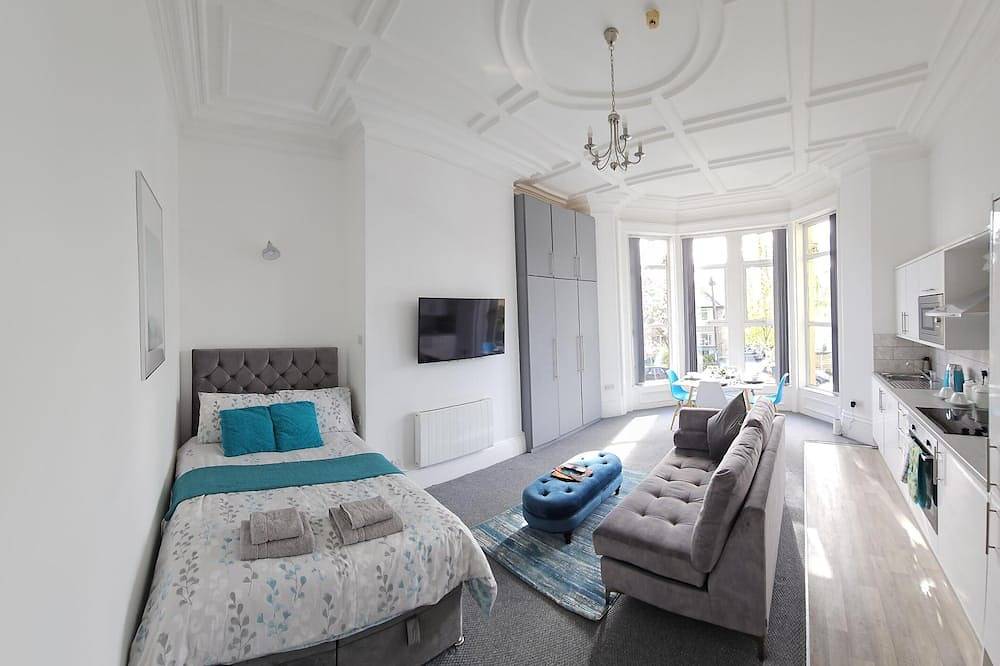 Entire apartment, Deluxe Studio King Ensuite in Edgerton in Huddersfield, West Yorkshire