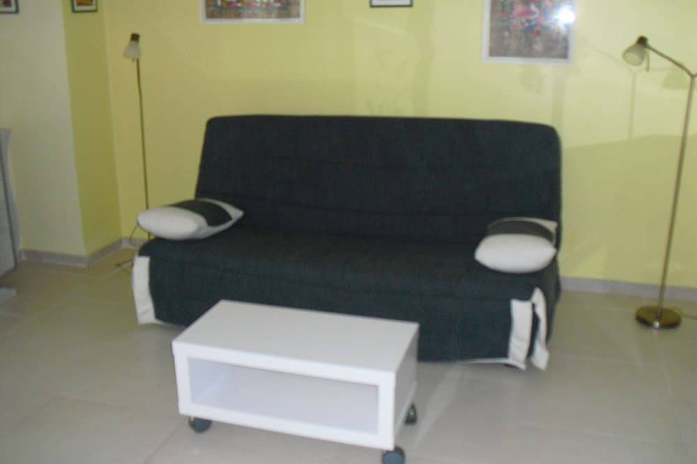 Ganze Wohnung, Schöne, helle 75m²-Wohnung mit Garten eingezäunt in Arles, Mittelmeerküste (Frankreich)