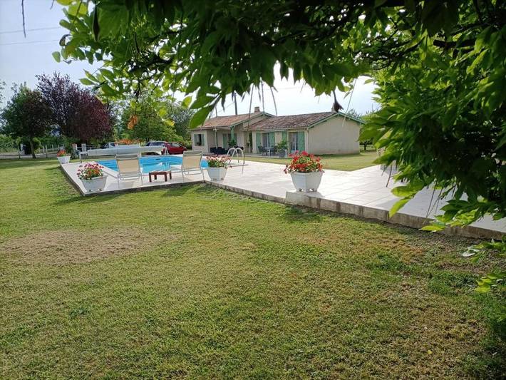 Location de vacances pour 2 personnes, avec terrasse et piscine ainsi que jardin et vue à Saint-Antonin-Noble-Val - 4