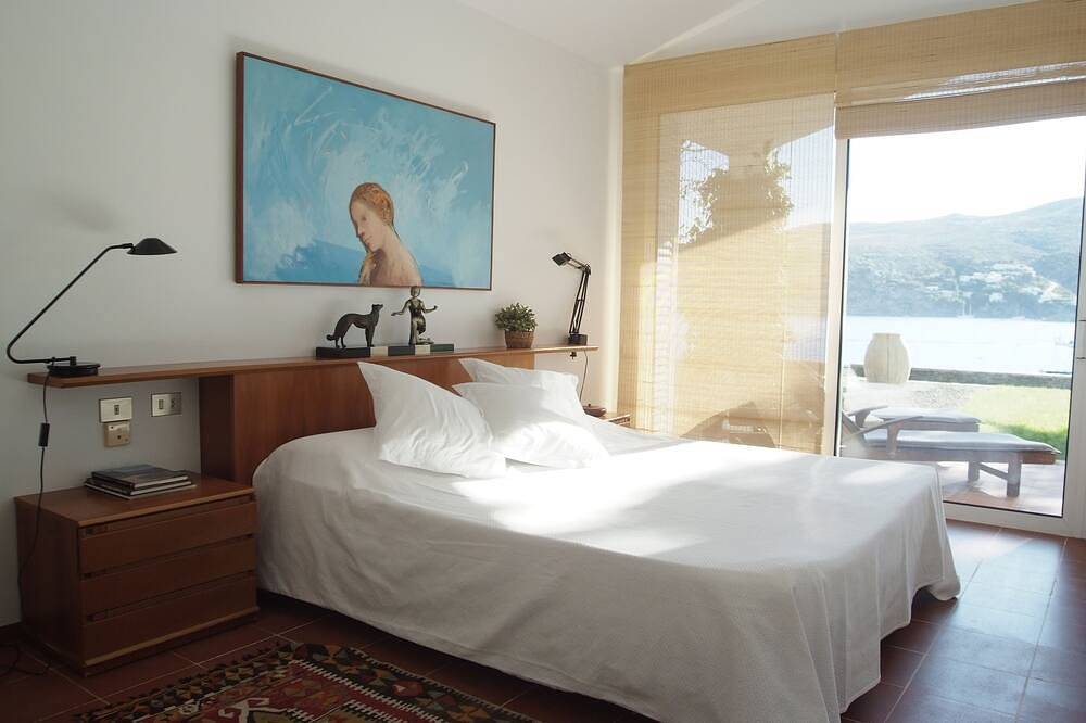 Beachfront villa with unbeatable views of the village in Platja de ses Oliveres (Cadaques), Cadaques