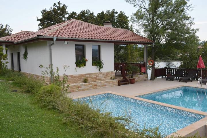 Villa pour 3 personnes, avec piscine et vue ainsi que vue sur le lac et jardin, animaux acceptés en Bulgarie