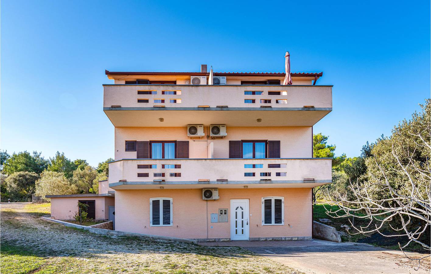 Ganze Ferienwohnung, Apartment am Meer mit Terrasse, Parkplatz und WLAN – 2 km bis zur Küste in Nevidane, Pasman