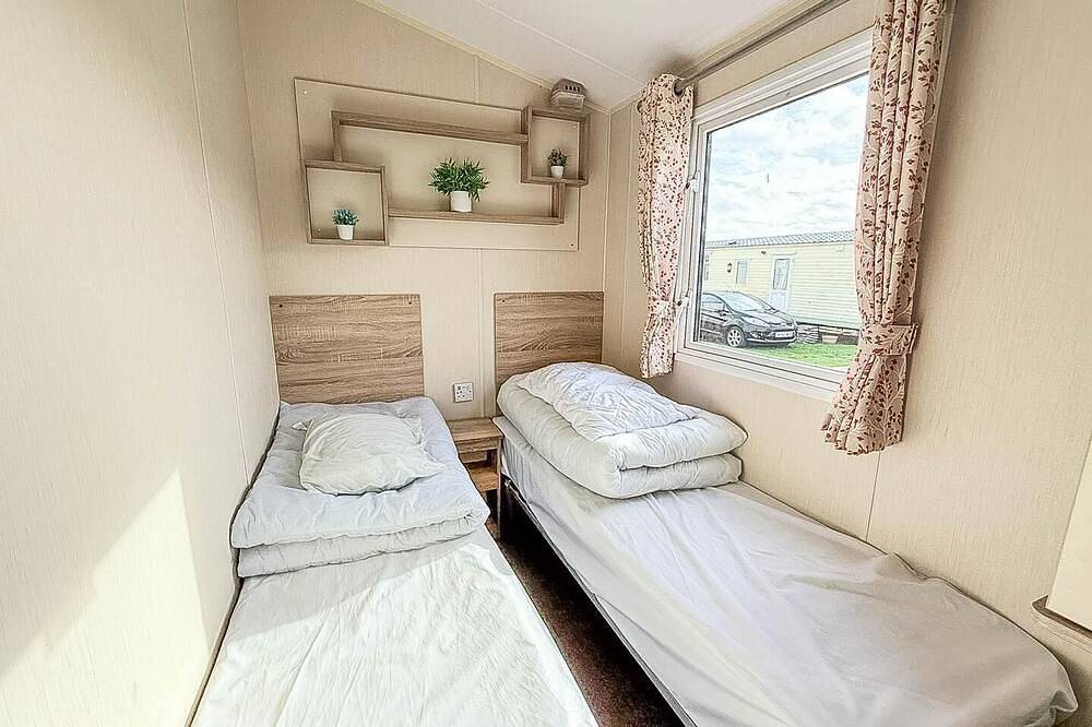 Great caravan with central lounge & Wifi at Broadland Sands, Suffolk in Waveney District, The Broads