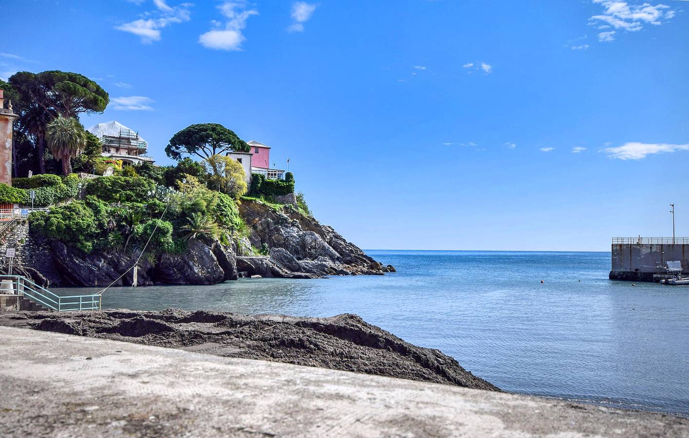 Entire holiday apartment, Cozy Beachside Apartment with WiFi and AC in Genova (City), Genoa