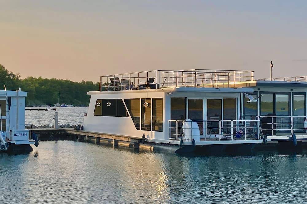 Gemütliches Hausboot in Röbel mit Meerblick in Röbel, Müritz