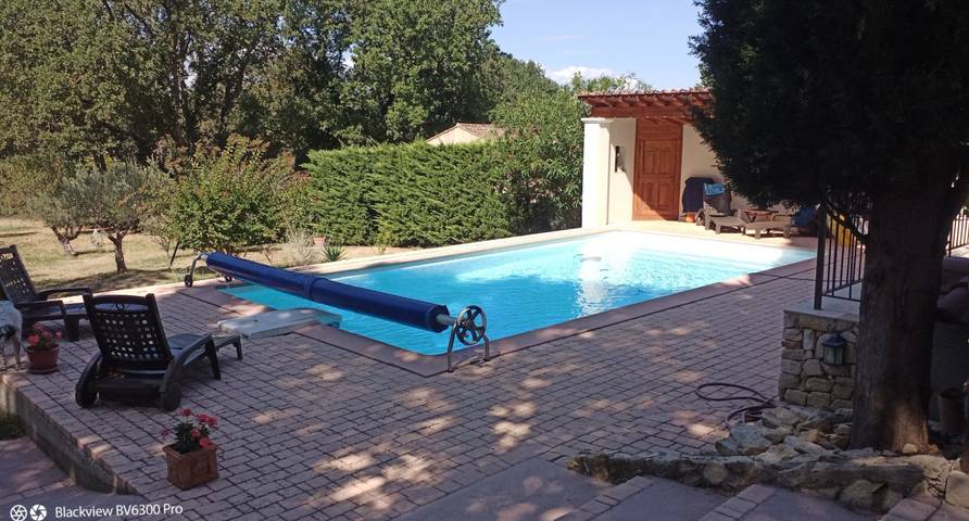 Gîte pour 4 personnes, avec terrasse ainsi que piscine et jardin à Mondragon