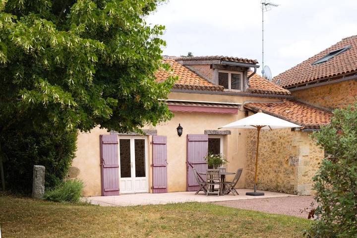 Location de vacances pour 4 personnes, avec Jacuzzi et Terrasse ainsi que Jardin et Piscine à Saint-Martial-de-Valette