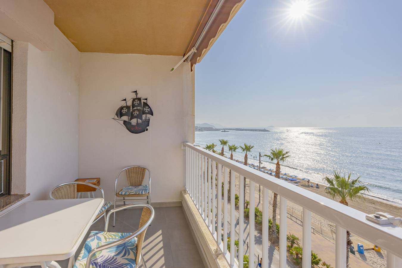 Apartamento entero, Apartamento 'Villa Penélope' con vistas al mar, Wi-Fi y aire acondicionado in Villajoyosa, Costa Blanca