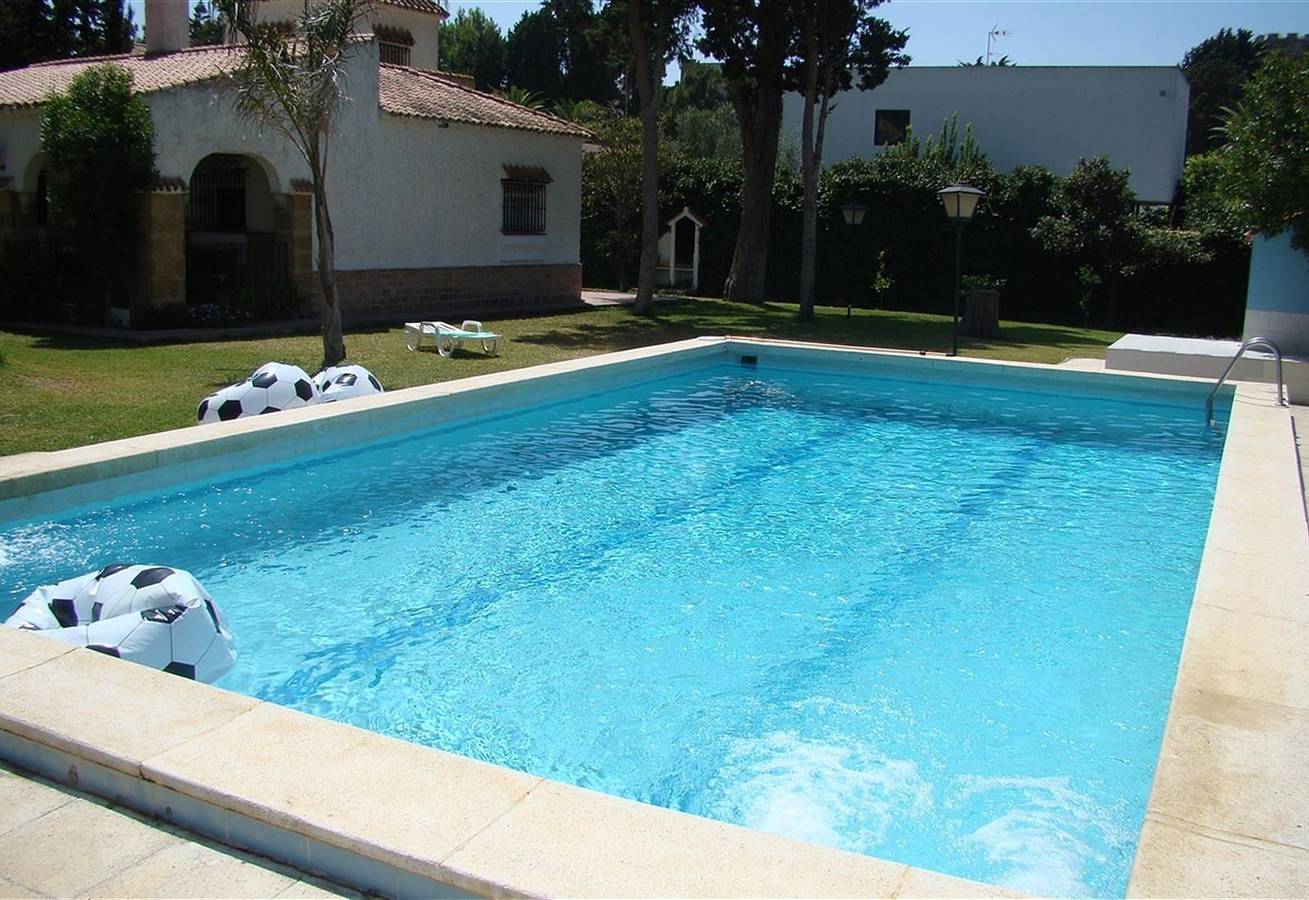 Villa Carmenes, pool, 150m beach,6-7 p in La Fontanilla, Conil de la Frontera