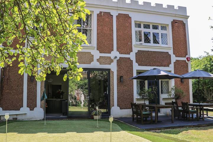 Holiday rental for 10 people, with sauna and hot tub as well as garden in Hove