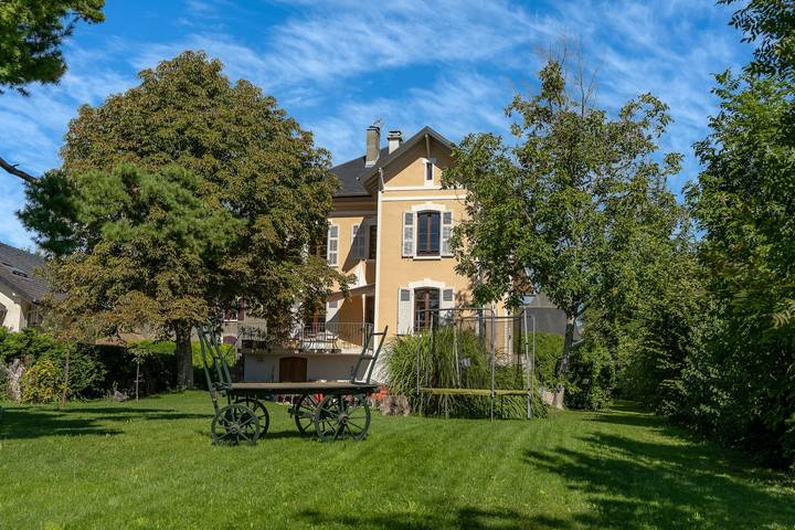 Gîte pour 15 personnes, avec Jardin dans Laissaud