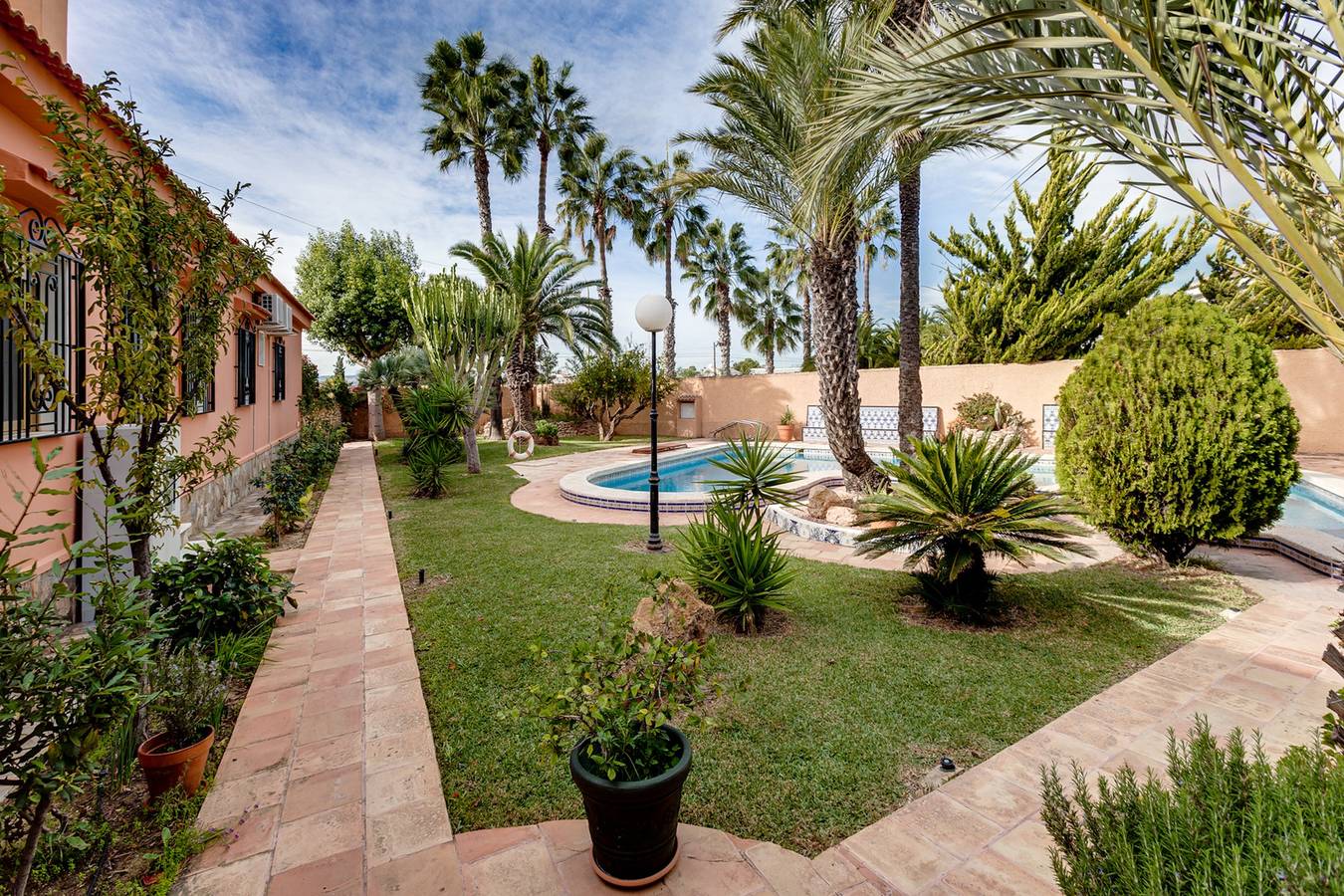 Entire apartment, Charming Villa in Torrevieja with Private Pool in El Chaparral, Torrevieja