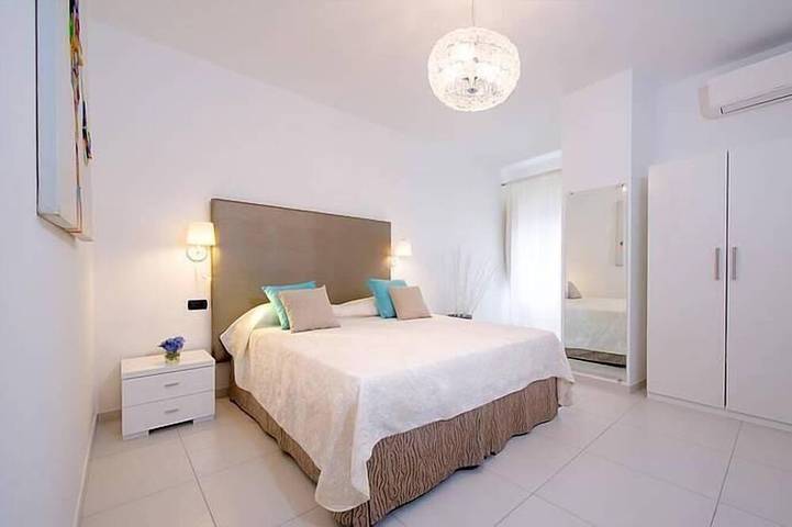 Appartement entier, Modern Apartment close to the Beach - Corso 4 by Amalfivacation.It in Minori, Sorrento Coast