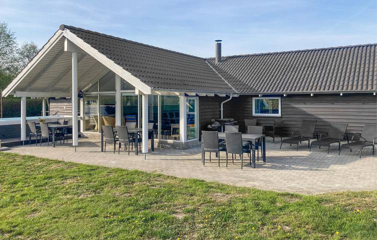 Ferienhaus für 12 Personen, mit Whirlpool und Terrasse sowie Garten und Sauna in Lolland