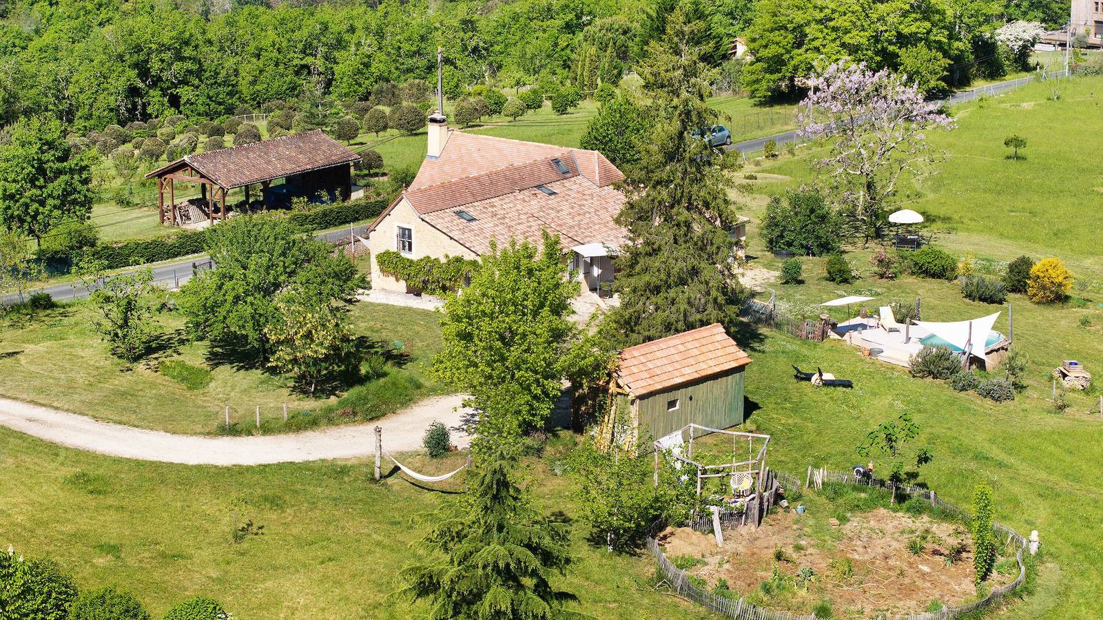 Gîte Les Orchidées : maison de vacances avec piscine partagée, terrasse privée et Wi-Fi in Savignac-de-Miremont, Périgord Noir