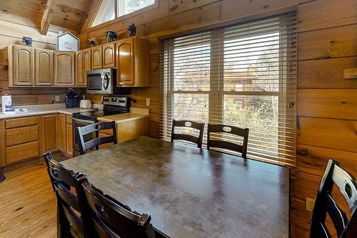 Glamping for 6 people, with balcony and yard as well as hot tub in Gatlinburg