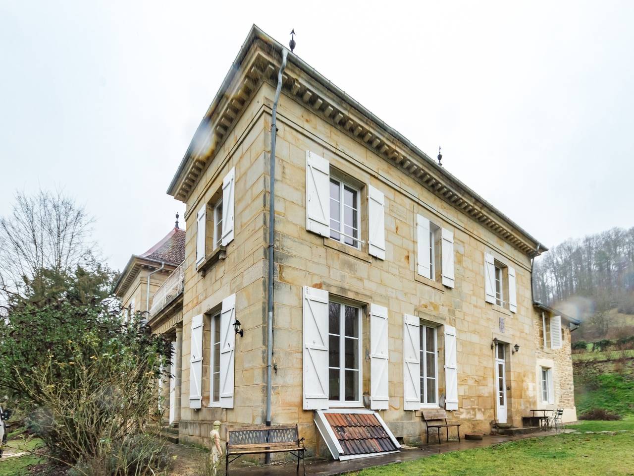 Castillo con parque privado y cancha de tenis. in Anrosey, Alto Marne