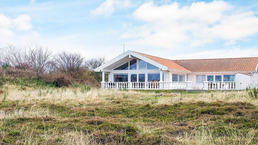 Ferieudlejning for 13 personer, med terrasse og sauna samt jacuzzi, husdyr tilladt i Sjællands Odde
