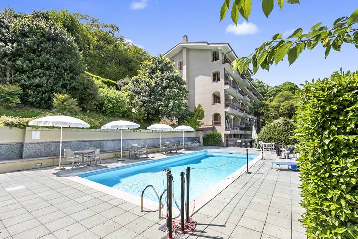 Gîte pour 4 personnes, avec piscine ainsi que vue sur le lac et terrasse dans Stresa
