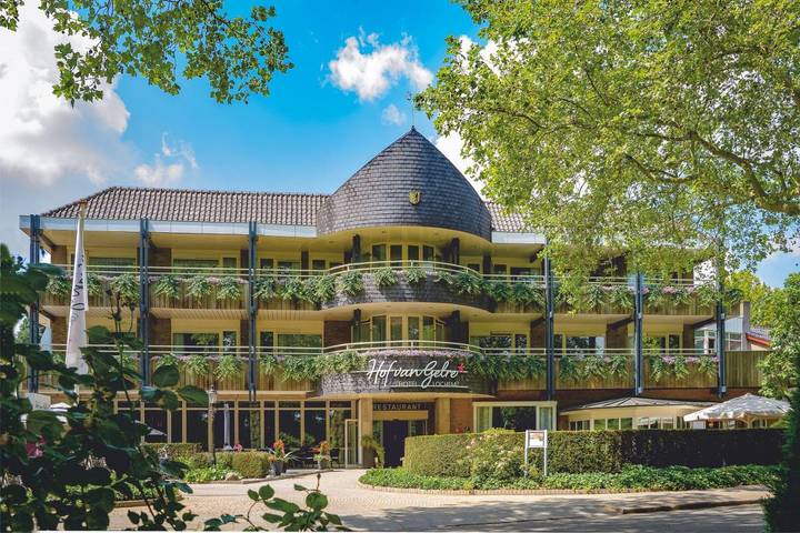 Hotel, mit Balkon und Terrasse sowie Garten und Pool