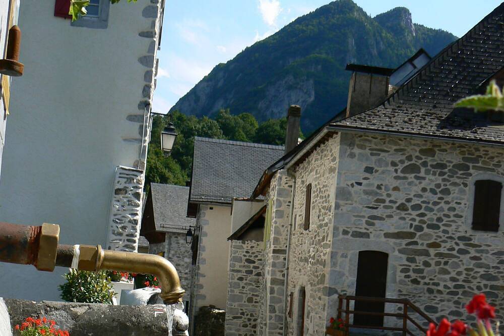 Chambre d'hôte pour  2 ou 3 personnes in Accous, Béarn