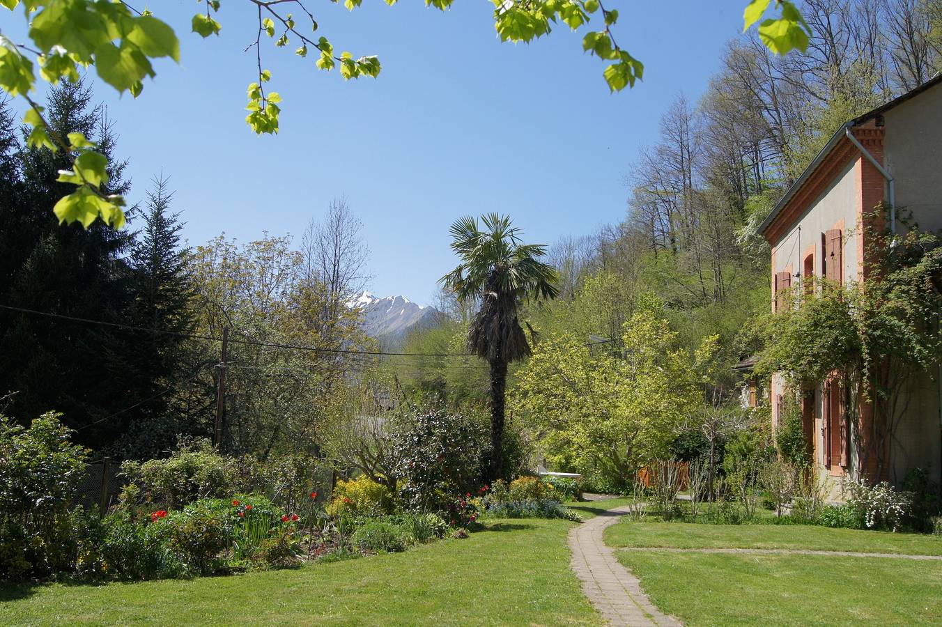 Gîte Decauville – „Im blühenden Garten“ in Bonac-Irazein, Parc naturel régional des Pyrénées ariégeoises