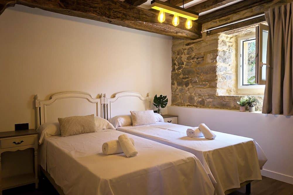 Entire apartment, Casa De Postas - Bajo con jardín, 2 dormitorios in Meruelo, Cantabrian Coast