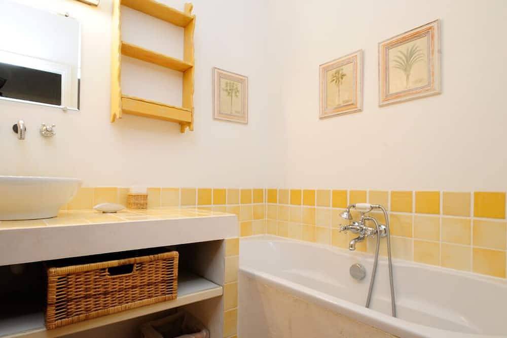 Entire apartment, Gîte Tilleul - in the Provencal farmhouse of Domaine Faverot in Maubec, Parc naturel régional du Luberon