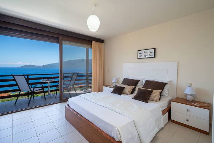 Villa Kandia 6 habitaciones con piscina privada y vistas impresionantes al mar. in Agia Effimía, Cefalonia