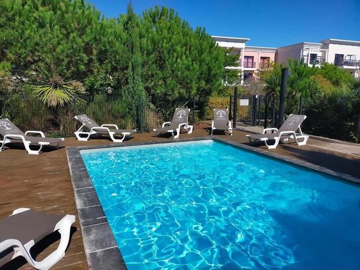 Appart’hôtel pour 2 personnes, avec piscine ainsi que jardin et terrasse, animaux acceptés