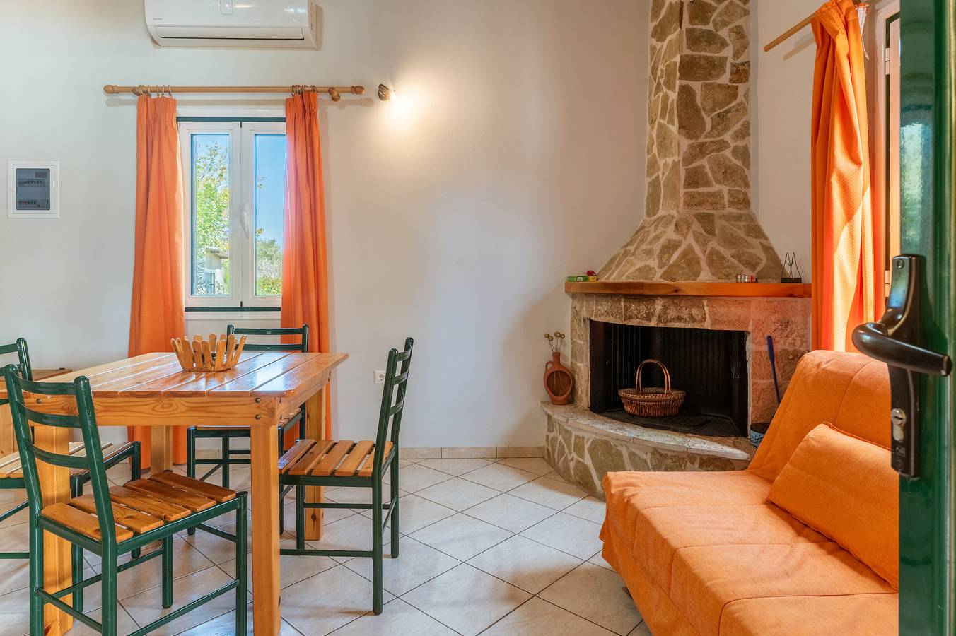 Ferienhaus 'Maisonette mit privatem Innenhof 5' mit Bergblick, Wlan und Klimaanlage in Kynouria