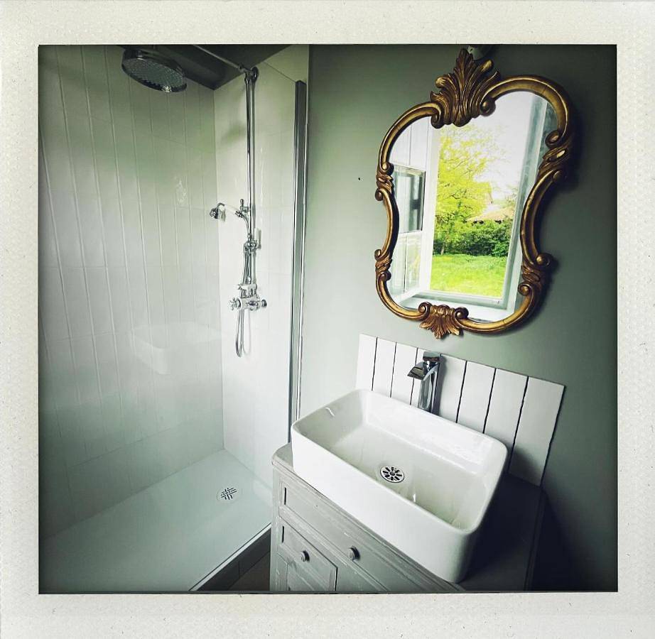 Double Room with Private Bathroom in Fontaine-Chaalis, Oise