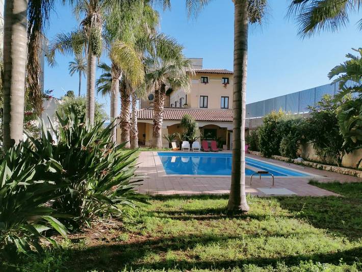 Villa per 10 persone, con Balcone e Terrazza nonché Piscina a Floridia