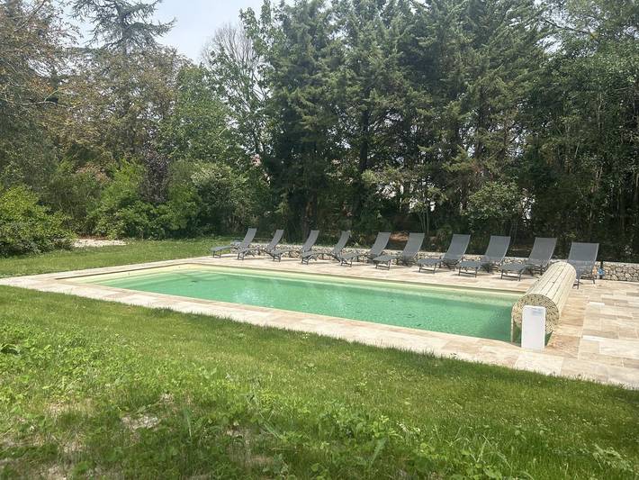 Gîte pour 15 personnes, avec terrasse ainsi que jardin et piscine