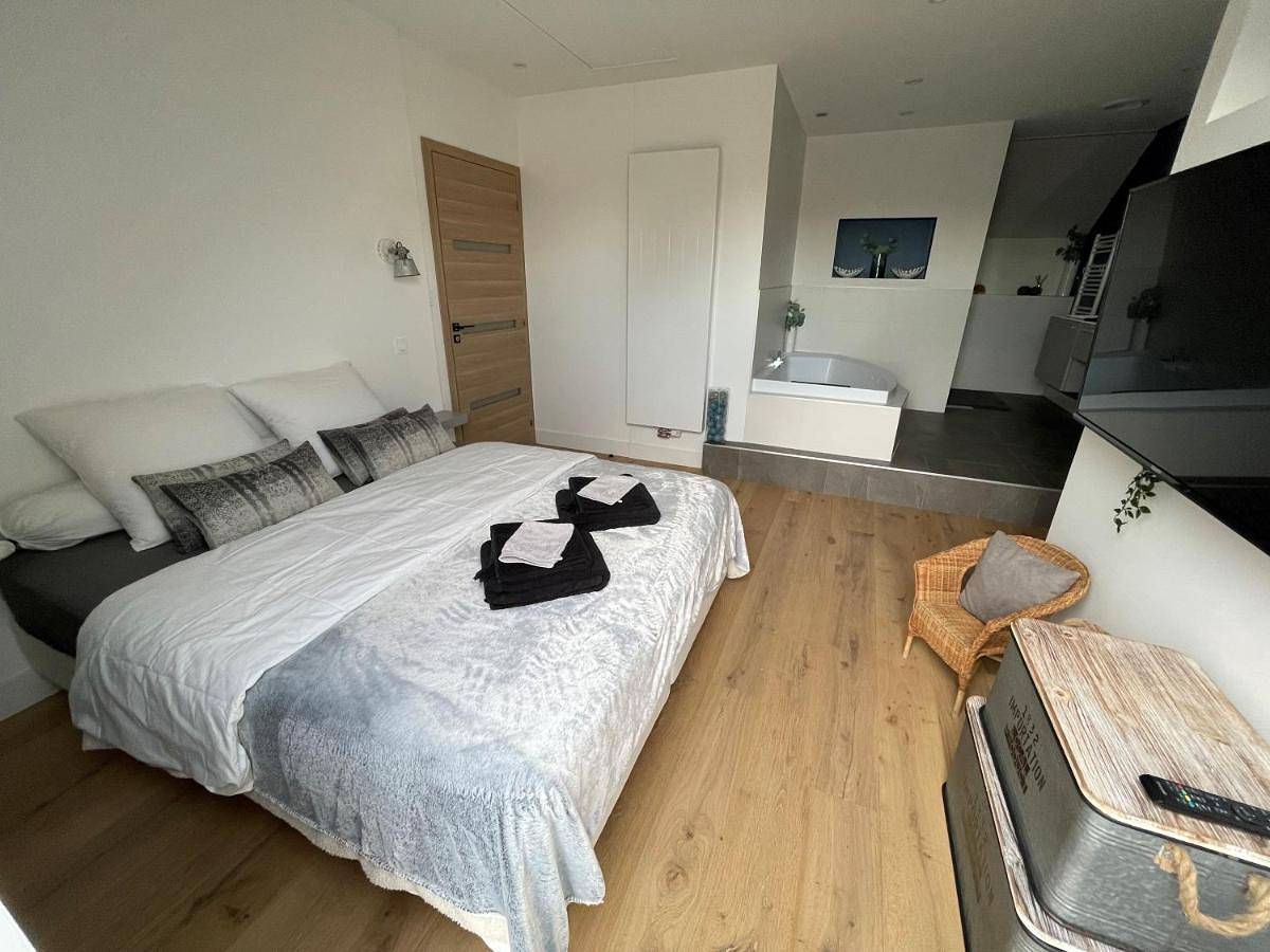 Deluxe Double Room with Bath in Fontaine-lès-Dijon, Région de Dijon