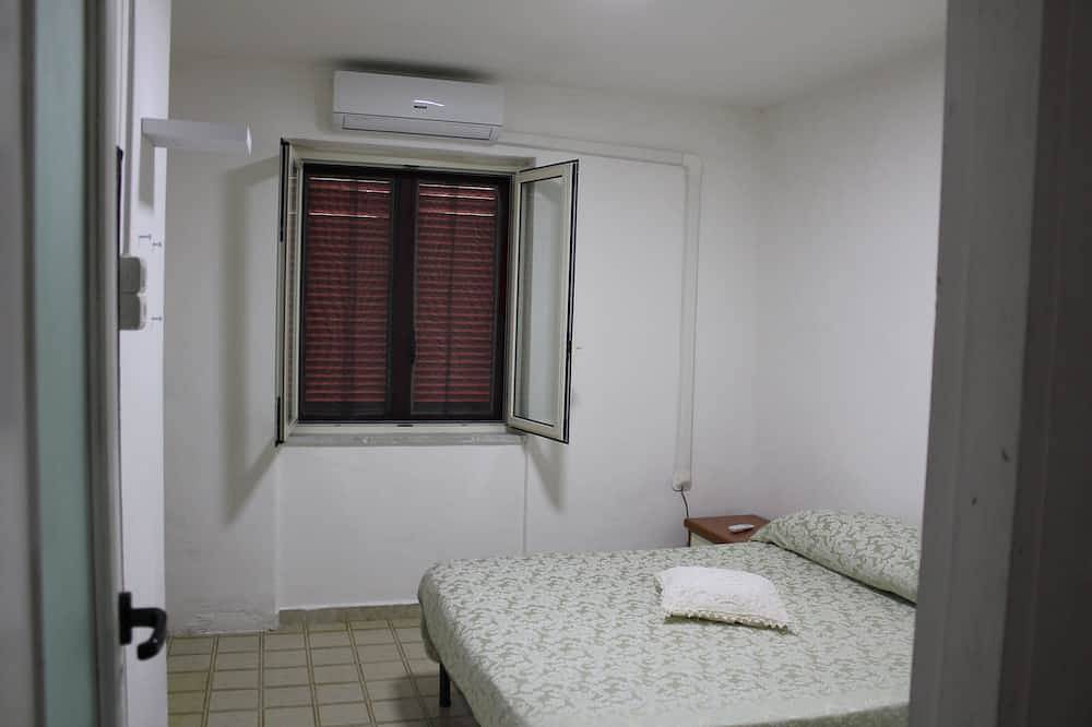 Ganze Wohnung, Cozy family house 50 meters from the sea, with ample park for children in Scalo dei Saraceni, Manfredonia