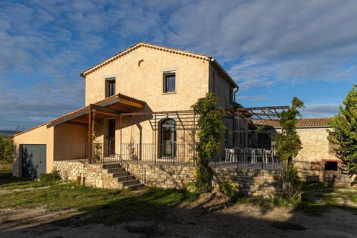 Location de vacances pour 2 personnes, avec terrasse ainsi que jardin et vue à Dauphin (homonymie) - 2