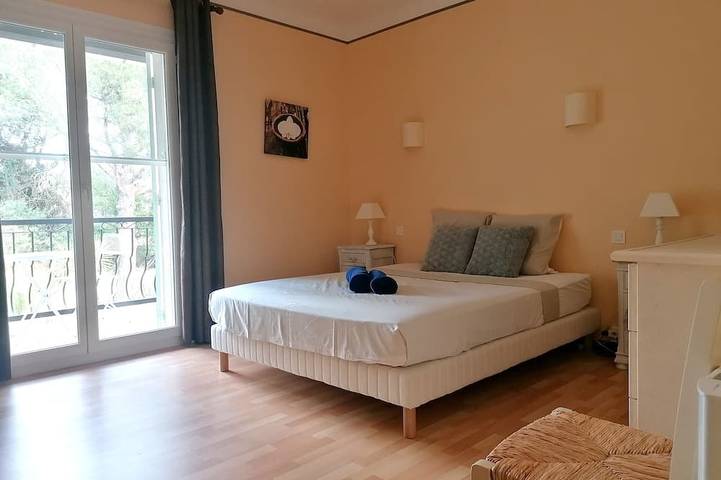 Location de vacances pour 8 personnes, avec jacuzzi ainsi que jardin et terrasse à Montfrin - 4