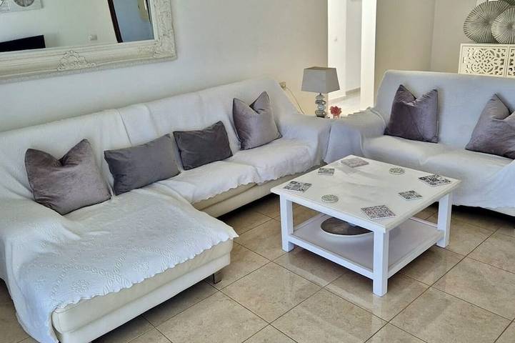 Beautiful 5 bedroom 4 bathroom villa. Newly decorated. Sleeps from 2-12 people in Playa Blanca, Yaiza