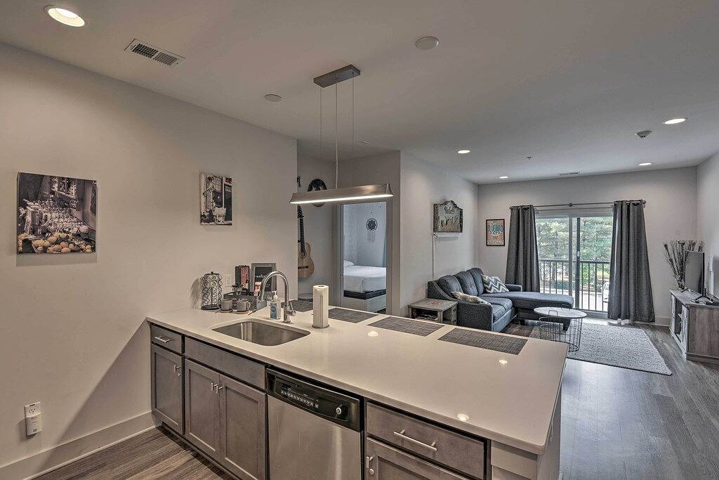 Ganze Wohnung, Modern Nashville Condo: 7 Mi to Downtown! in Nashville, Tennessee