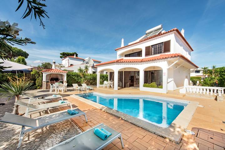 Villa for 8 people, with Balcony/Terrace and Garden as well as View in Quarteira