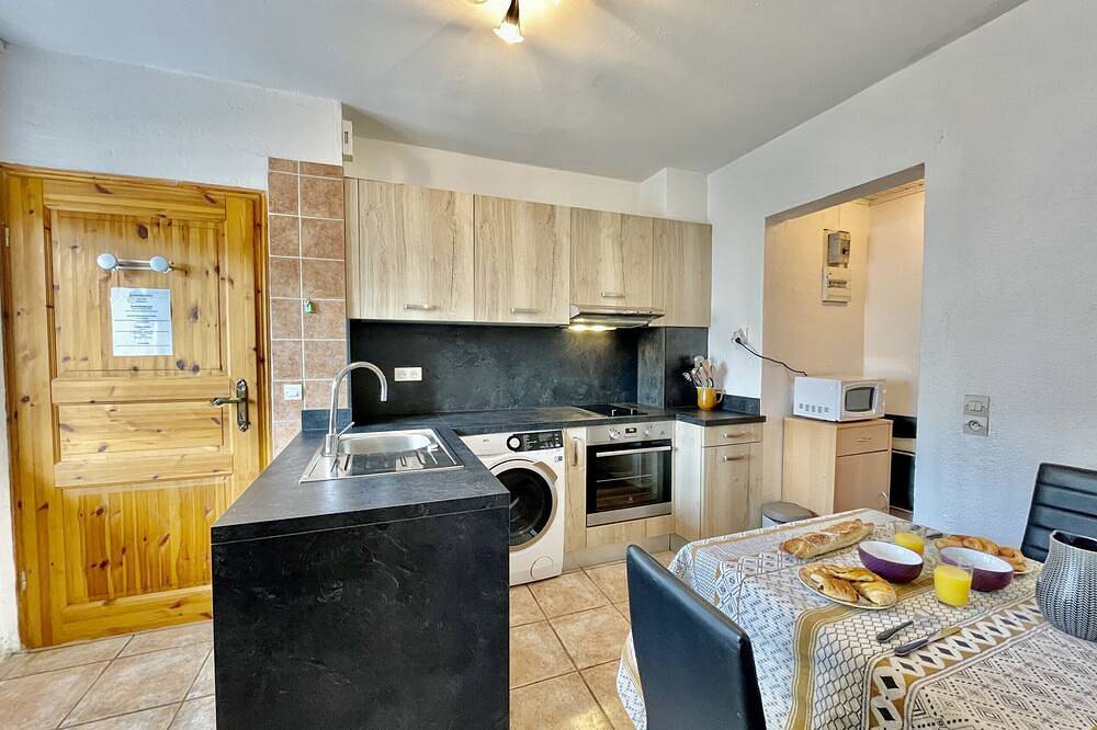 Entire apartment, Rose: Pleasant apartment 300 metres from the Bains les Bains thermal baths in La Vôge-les-Bains, Épinal region