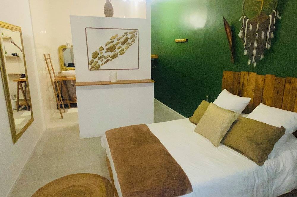Private guest room with en-suite bathroom and separate patio entrance in Béziers, Côte d'Améthyste