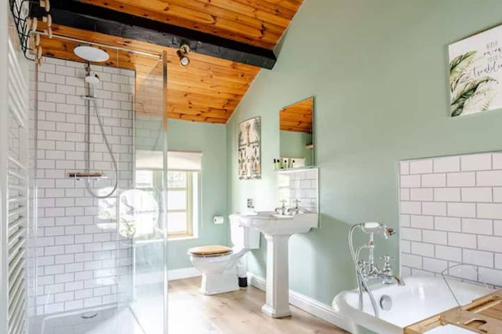 The Hurst Stable, 1800 century Coach House offering luxurious amenities, Hottub in Staffordshire