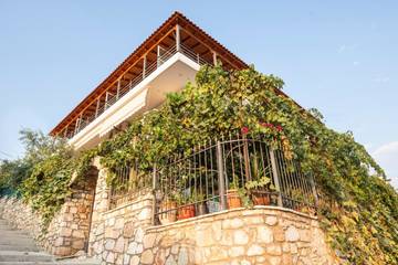 Chambre d’hôte pour 2 personnes, avec vue ainsi que balcon et jardin, adapté aux familles à Himarë